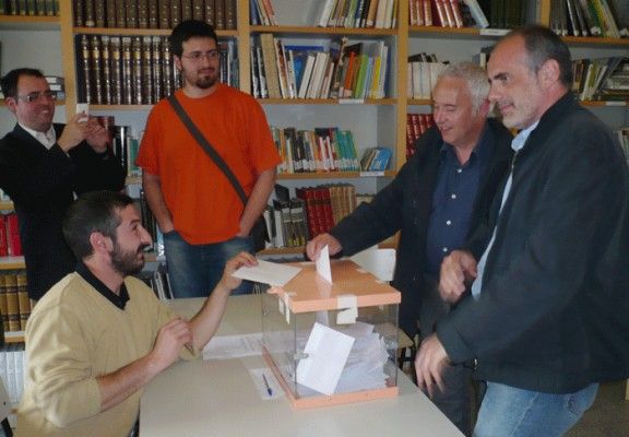 Josep M. Freixanet vota a Olost, acompanyat de Joan Ridao.