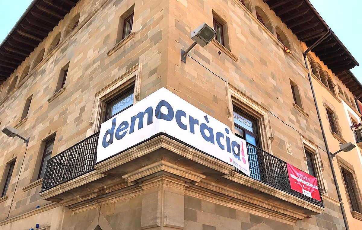 Pancarta a Vic demanant «democràcia»