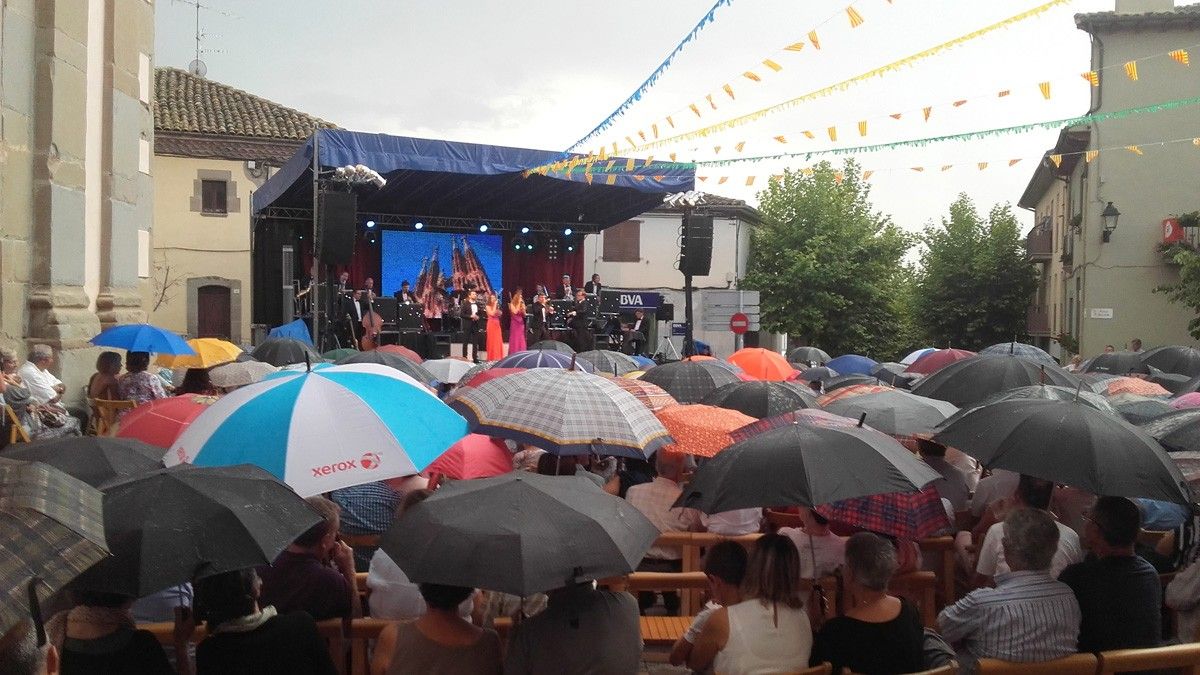 El públic va haver de fer ús dels paraigües per seguir el concert