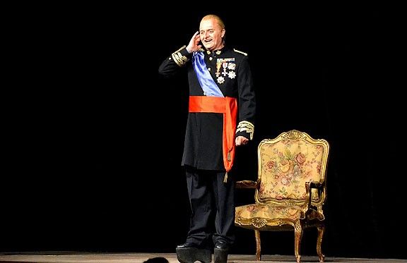 Toni Albà interpretant el rei d'Espanya a Súria