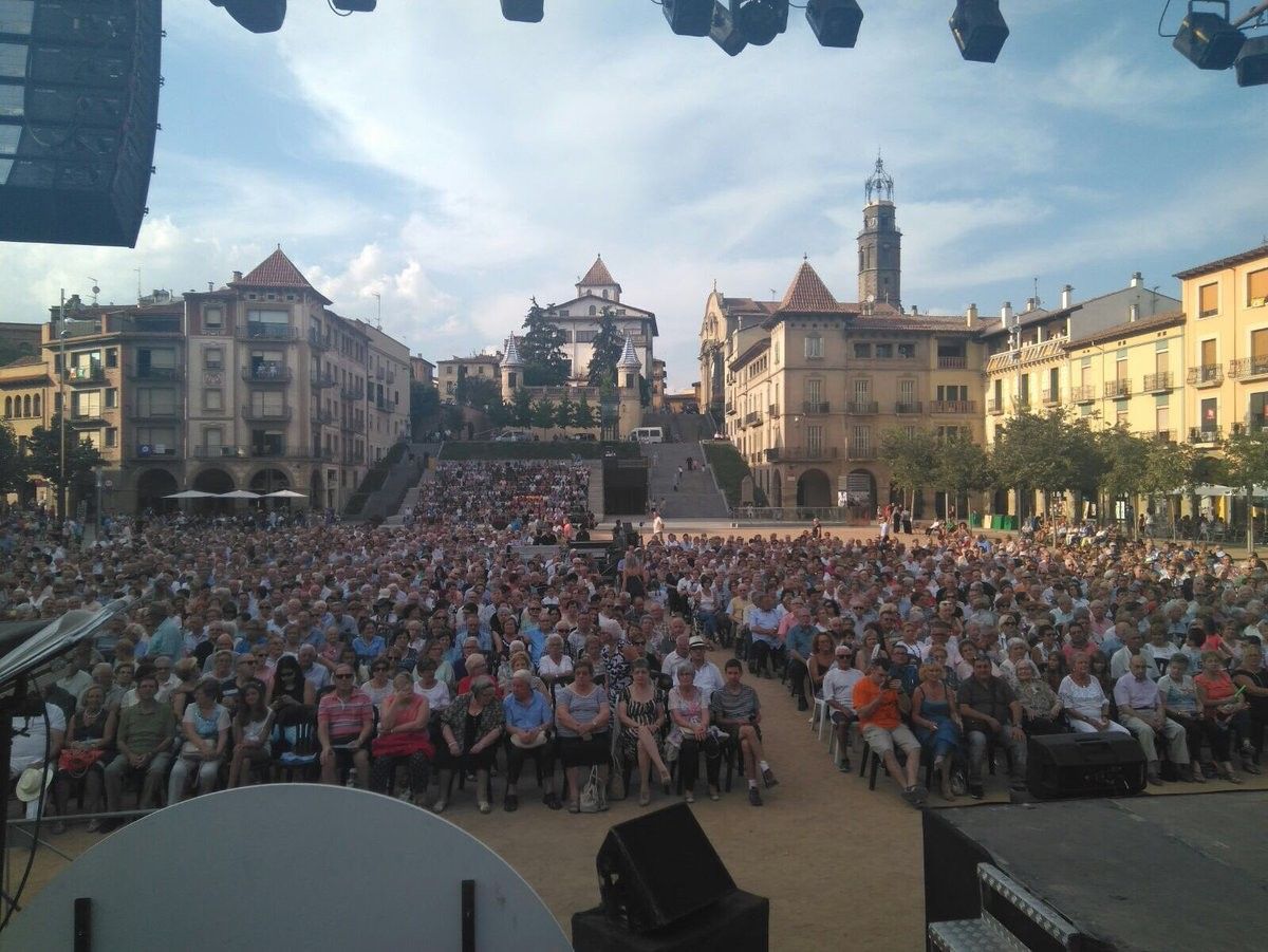 El nombrós públic al concert que tancava la Festa Major de Manlleu 2017