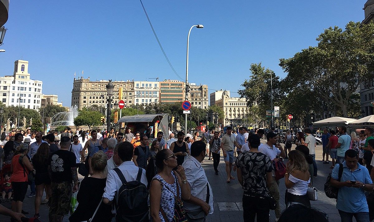Incertesa a Plaça Catalunya instants després de l'atemptat a Barcelona