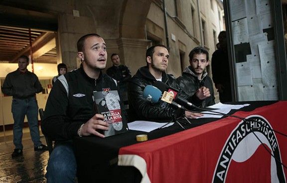 Un moment de la presentació de la Coordinadora Antifeixista d'Osona, aquest dimarts al vespre davant l'Ajuntament de Vic.