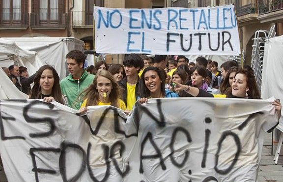 Alumnes de l'Institut La Plana, s'han manifestat aquest matí, contra les retallades a l'educació.