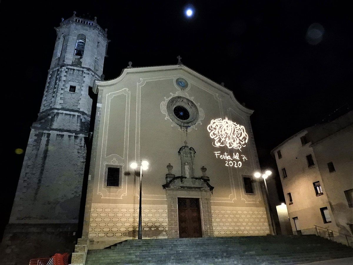 Projecció virtual del pi a la façana de la església de Centelles
