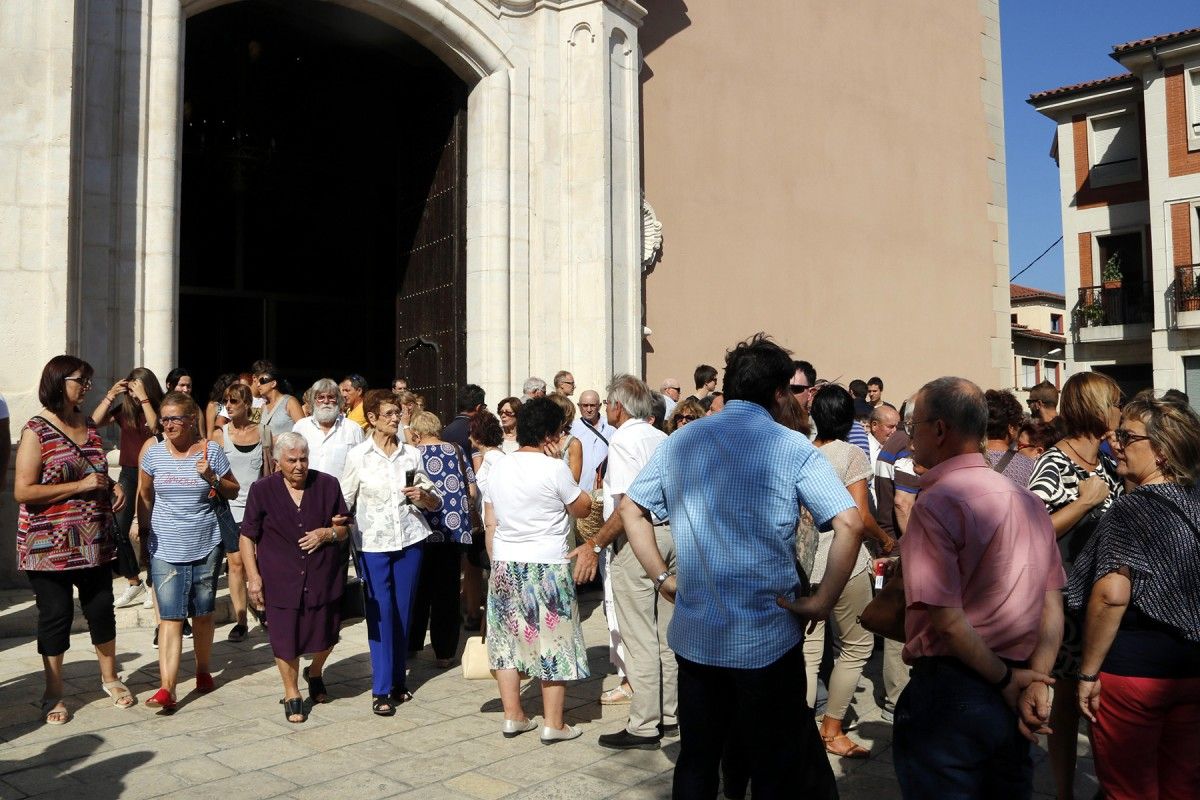 Assistents al funeral per la veïna de Sant Hipòlit  assassinada durant els atemptats de la Rambla de Barcelona