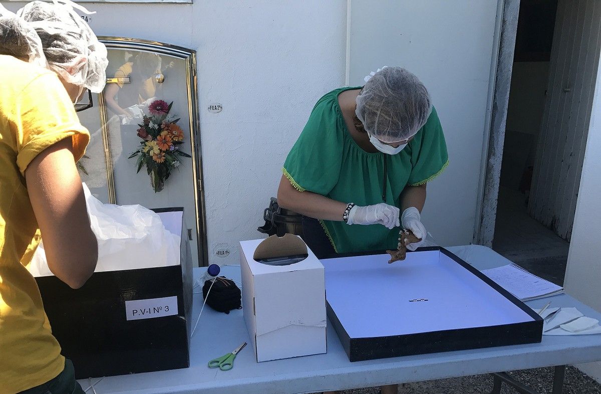 Especialistes analitzant les restes trobades a Puigvistós el passat 2004