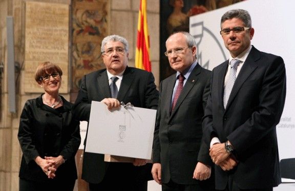 Josep Puigdollers, director d'SGP Grup, rep la Placa al Treball President Macià, de mans del president de la Generalitat José Montilla