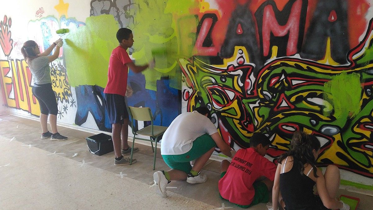 Els voluntaris pintant una paret