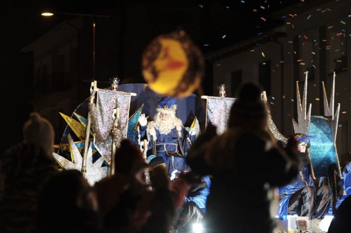 Ses Majestats arribant a Manlleu en una rua multitudinària.