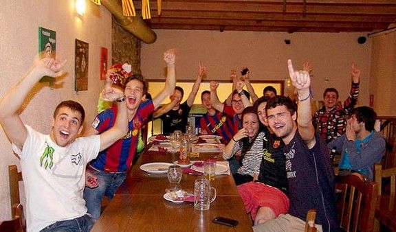 Un grup de barcelonistes celebra la victòria de l'equip a la copa del Rei.