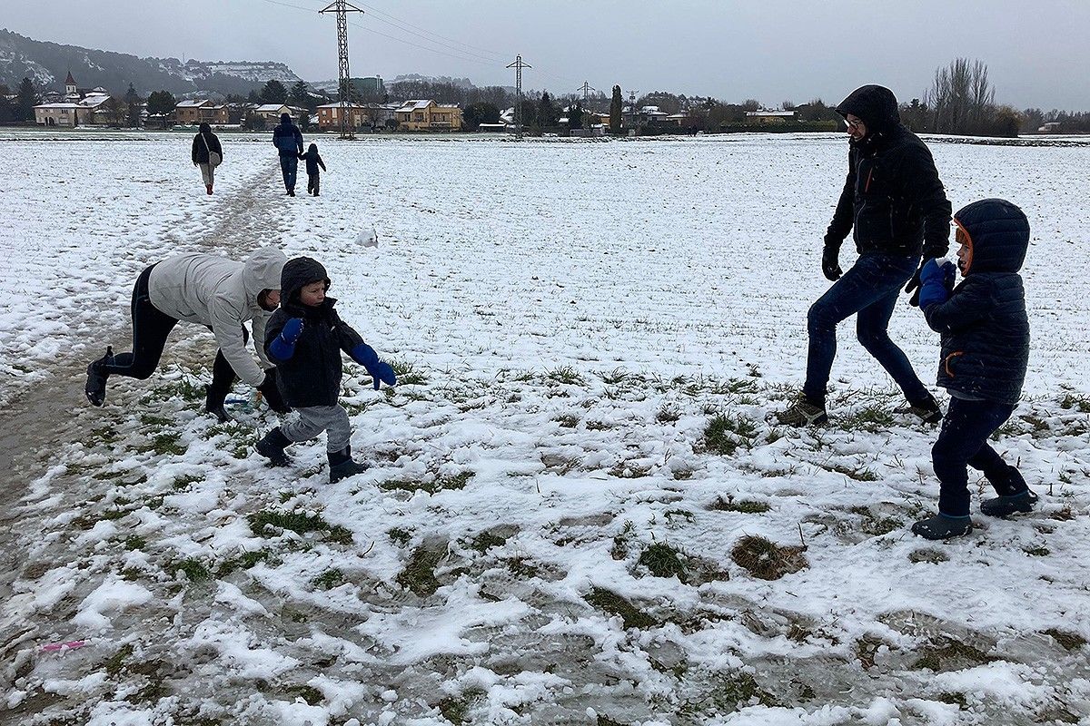 Una família amb nens jugant a la neu a Tona