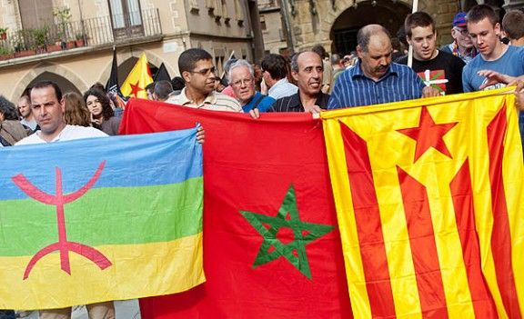Les banderes del poble amazigh, de l'Estat del Marroc, al costat de l'estelada