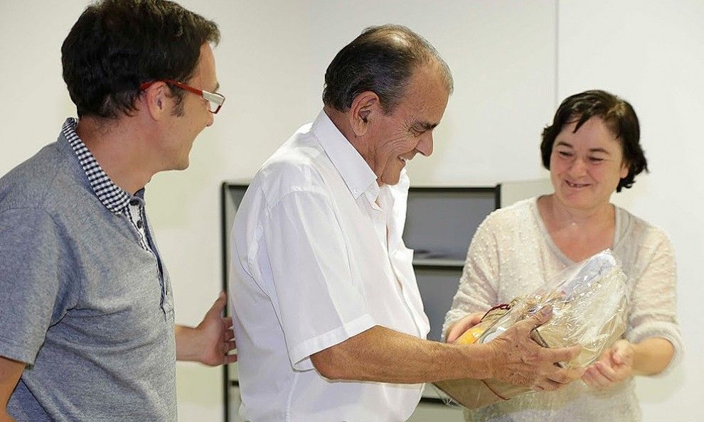 Martí Calle, amb l’alcalde Carles Banús i la regidora de Cultura Paquita Clarà