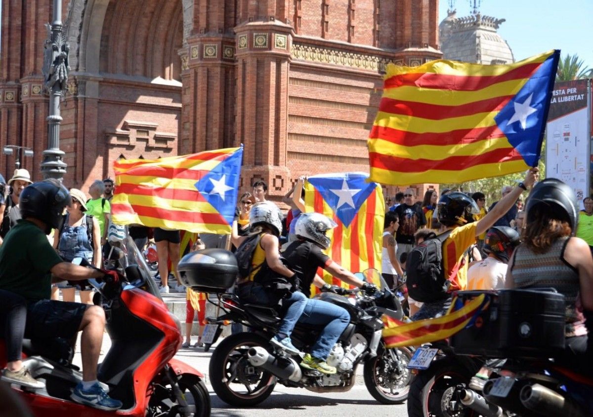 Milers d'independentistes omplen ja el centre de Barcelona