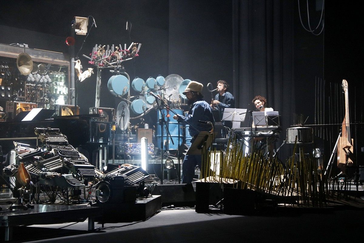Vinicio Capossela envoltat de màquines sonores construïdes per Cabosanroque al concert inaugural del MMVV