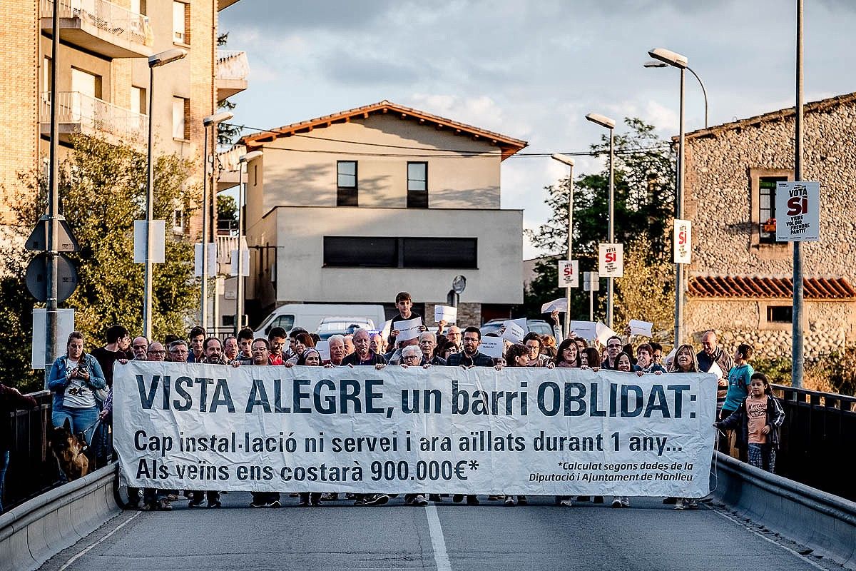 Els veïns de Vista Alegre s'han manifestat per reclamar una passera que eviti l'aïllament del barri durant les obres del pont de Can Molas