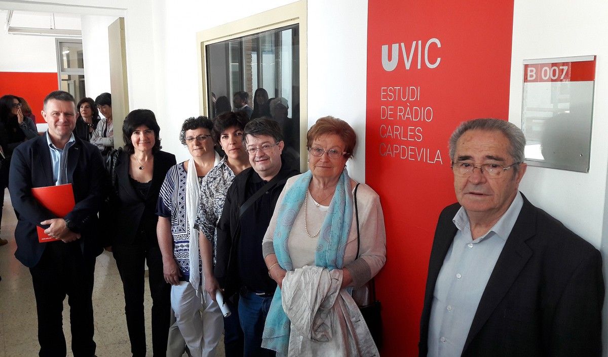 Membres de la universitat de vic, l'alcaldessa de Balenyà i familiars de Carles Capdevila