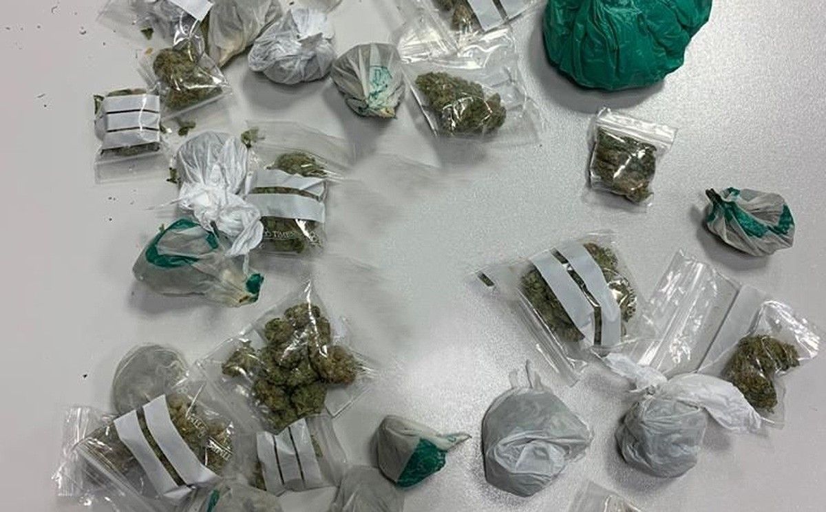 Les bosses de marihuana que van llençar per la finestra del vehicle durant la fugida.