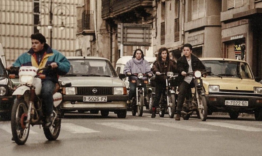 Ciclomotors a la rambla de les Davallades, de Vic, el març de 1990.