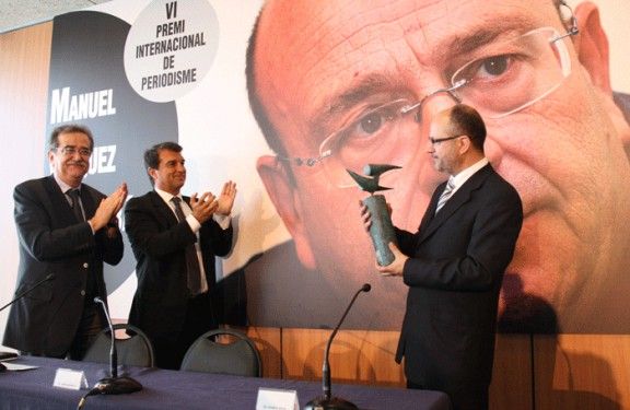 Ramon Besa rep el Premi, de mans de Joan Laporta, president del FC Barcelona, i Josep Maria Martí, degà del Co·legi de Periodistes.
