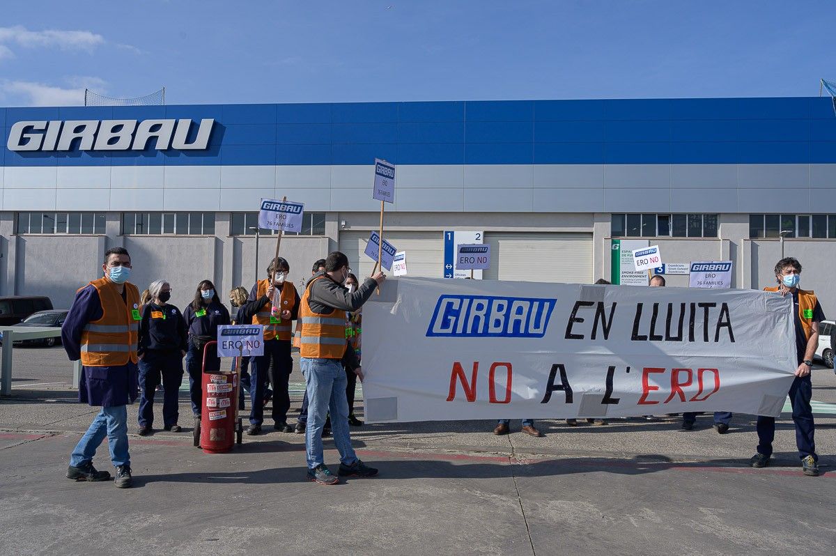 Protesta dels treballadors de Girbau a davant de la nau de la carretera de Manlleu
