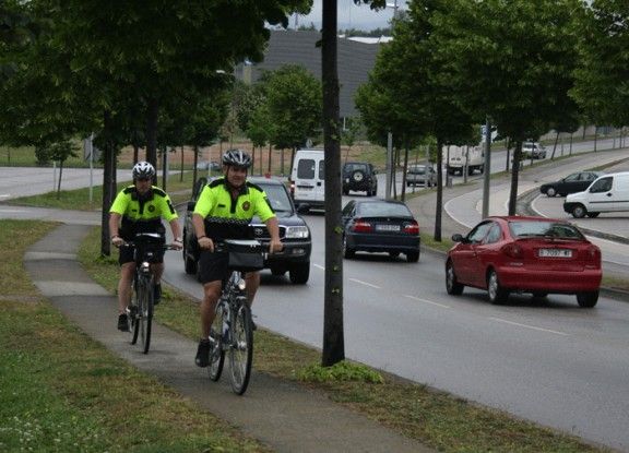 La parella de la Guàrdia Urbana de Vic, en bicicleta.