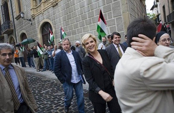 Pilar Rahola va ser rebuda, a les portes del temple romà, amb la protesta d'un grup pro palestí. 