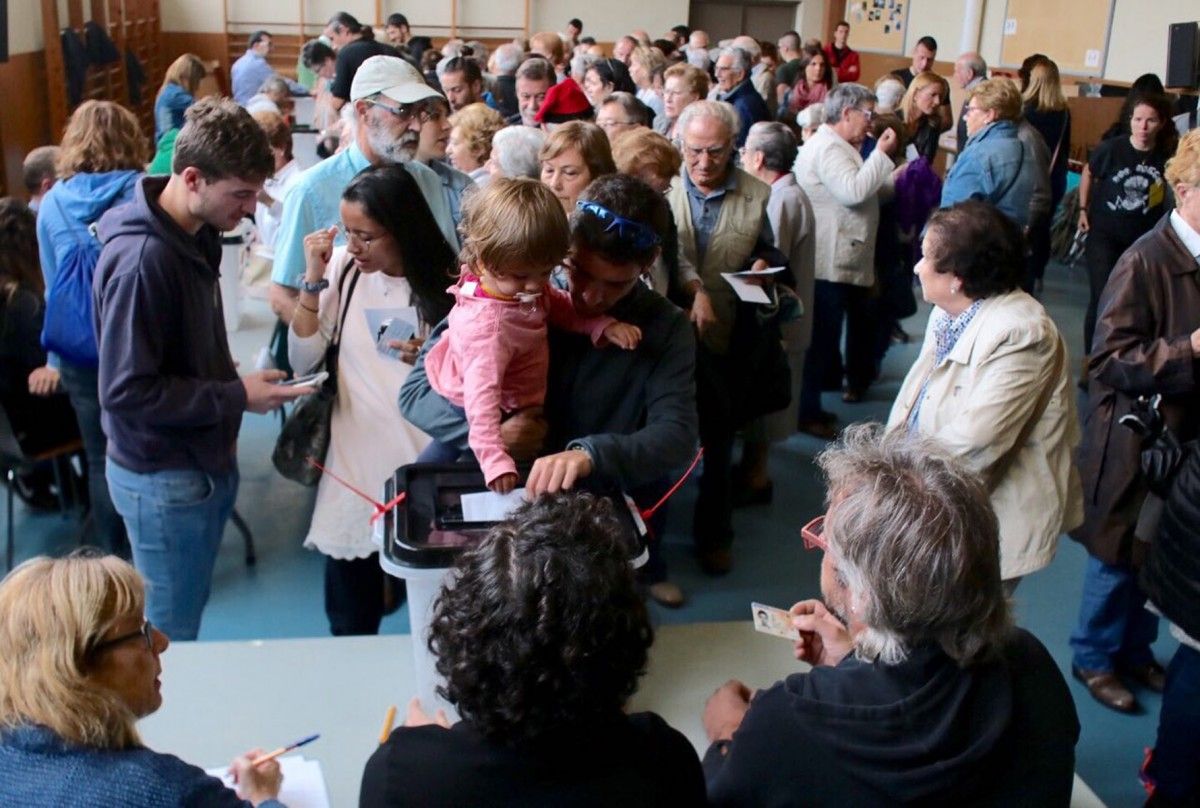 Gent votant a l'Escola Guillem de Montrodon de Vic