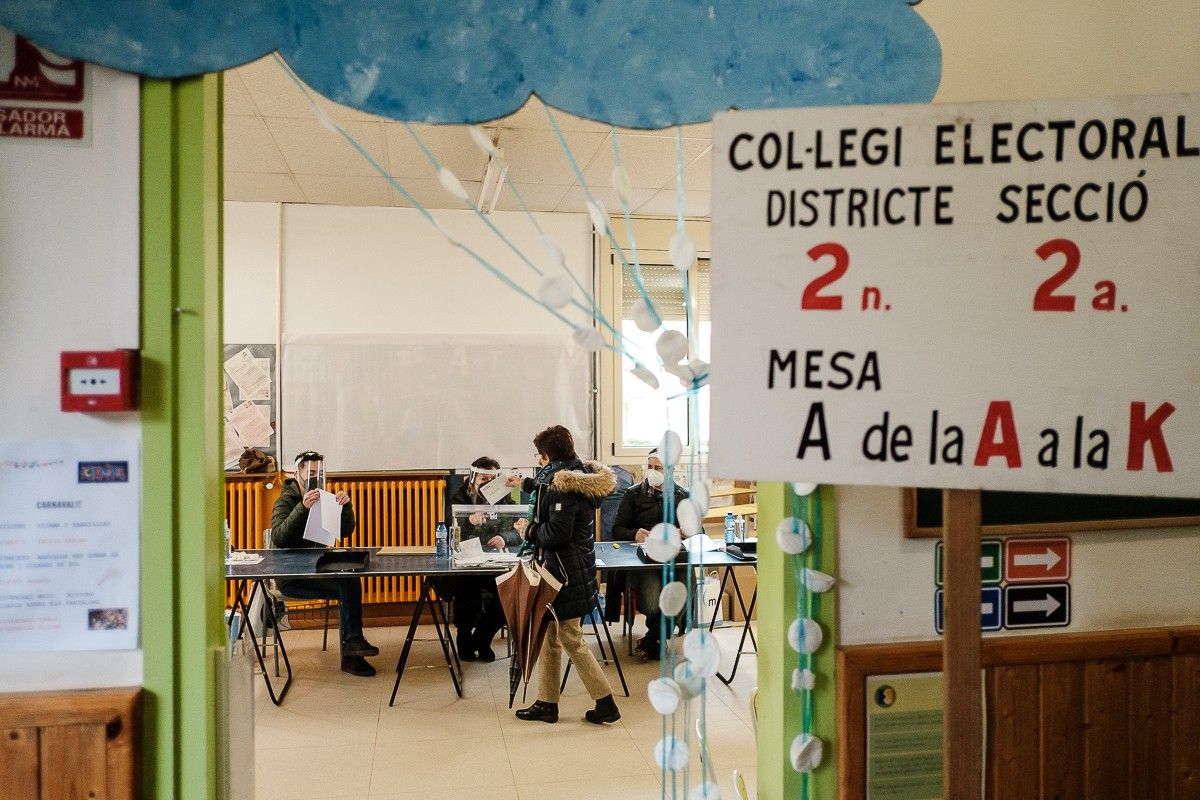 Jornada electoral del 14-F a l'escola Casals Gràcia de Manlleu.