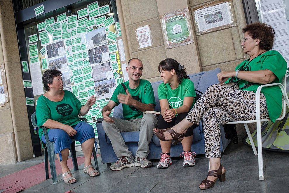 Els activistes de la PAH Osona a la plaça Fra Bernadí de Manlleu, aquest dimarts