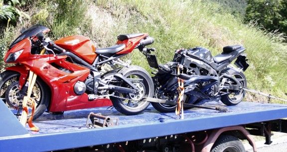 Les dues motos implicades en l'accident de Matamala