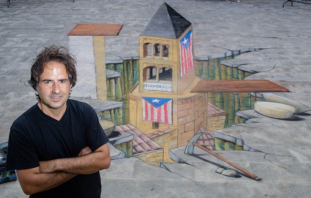 Toni Ortiz. davant del dibuix 3D que ha fet per a l'ANC a Santa Eugènia de Berga