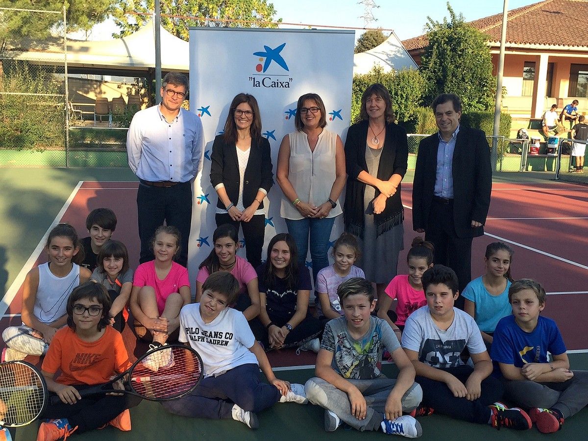 Representants de La Caixa, del Consorci Hospitalari de Manlleu i del club amb joves tenistes. 