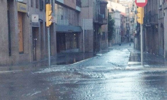 El carrer Manlleu també s'ha inundat.