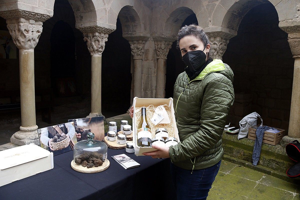 Clara Busoms de Noir Blanc mostra el kit per fer la degustació en línia en una imatge feta a Lluçà