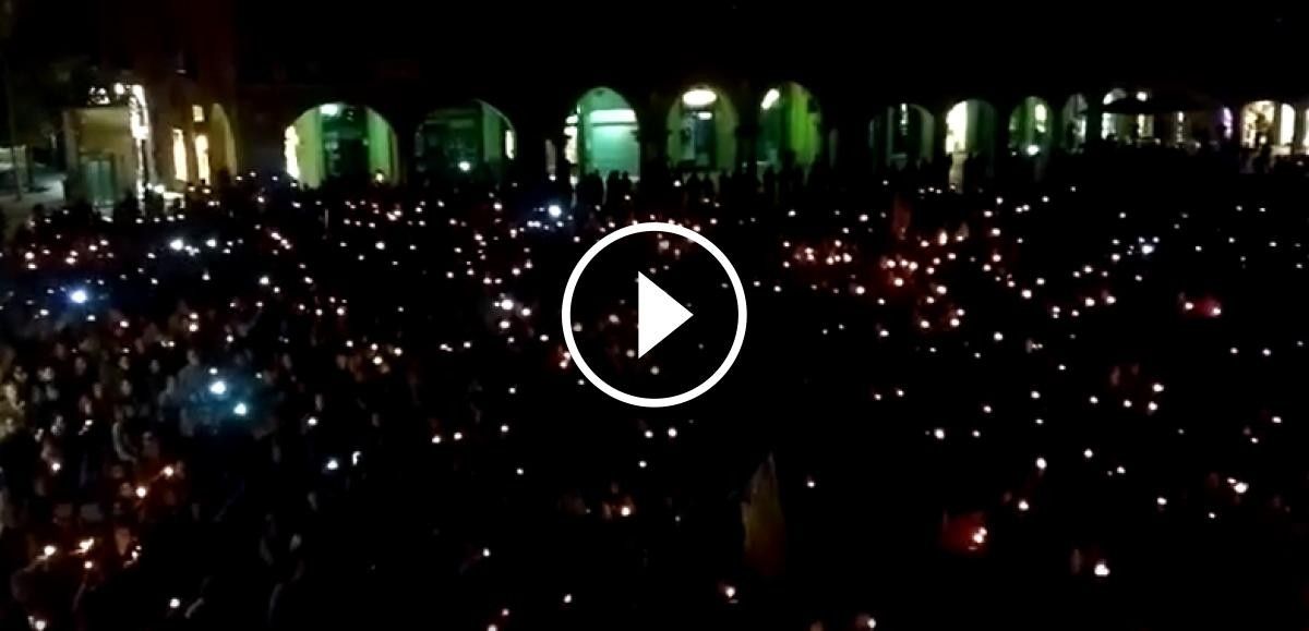 La plaça de Vic, plena de manifestants amb espelmes