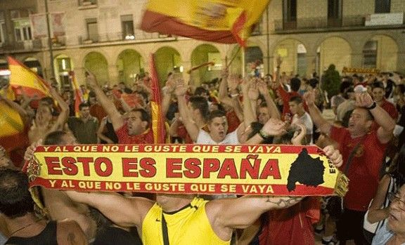 Celebració de la victòria d'Espanya al Campionat del Món de futbol, a la plaça Fra Bernadí de Manlleu.