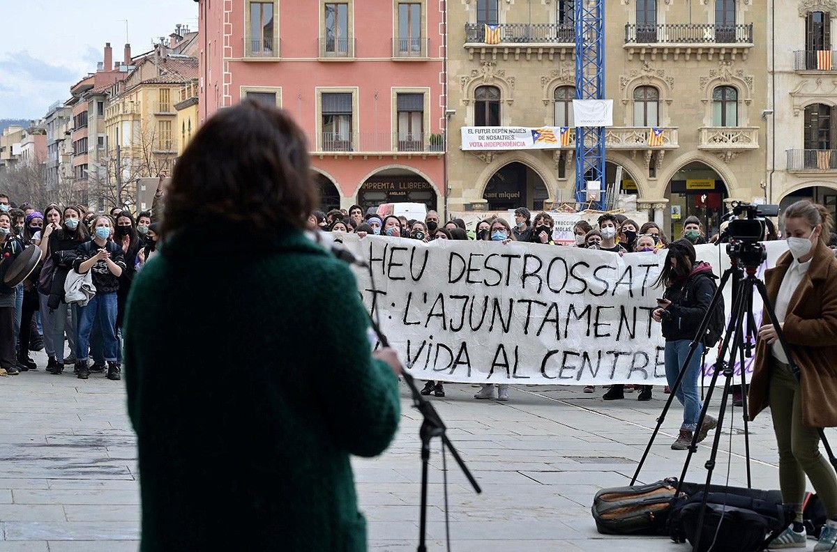 Boicot a la lectura del manifest del 8-M per la destrucció d'un hort a la plaça de la Noguera de Vic