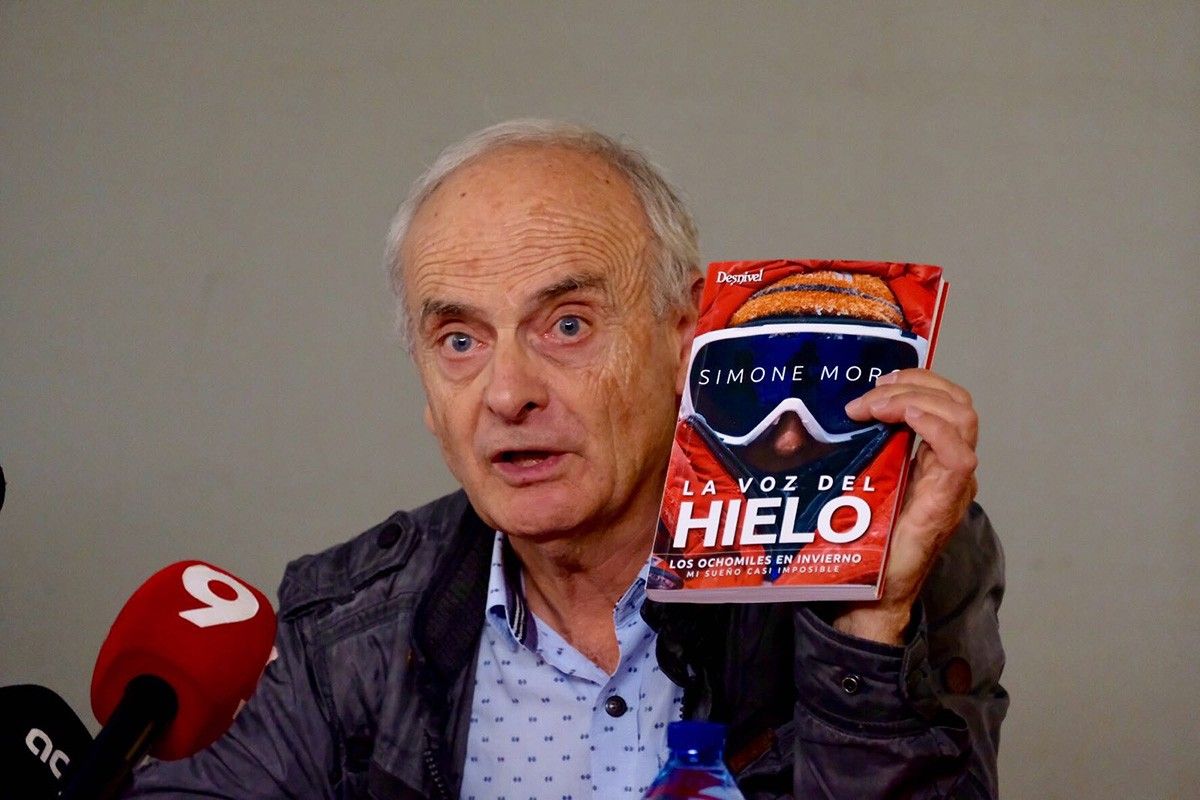 Miquel Yllà amb un llibre de Simone Moro
