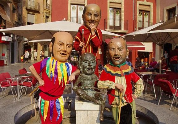 Els capgrossos de Figueres, Vic i Olot a l'escultura del Merma a la plaça Major.