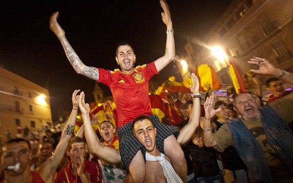 Un centenar d'aficionats s'ha concentrat a la plaça Fra Bernadí per celebrar la victòria de la «La Roja».