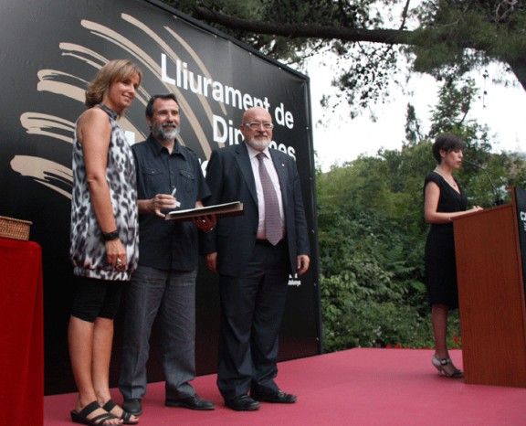Miquel Amblàs, en el moment de rebre el Diploma de Mestre Artesà, de mans de Josep Huguet.
