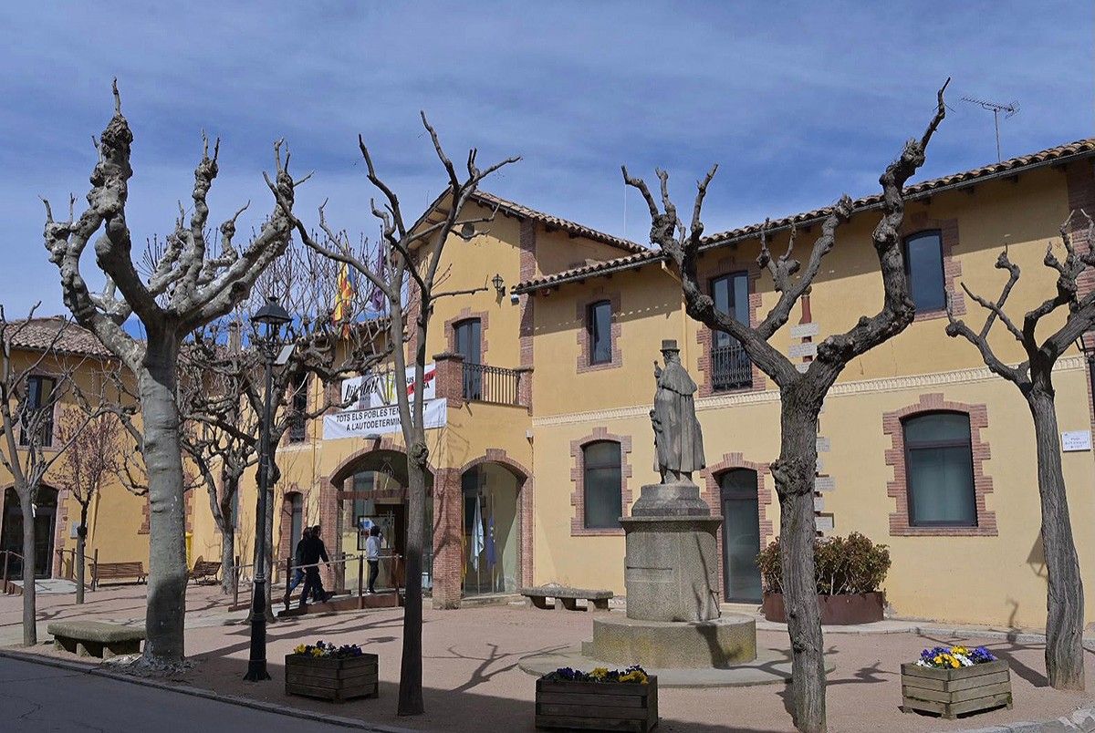 La plaça de l'Ajuntament de Sant Julià de Vilatorta