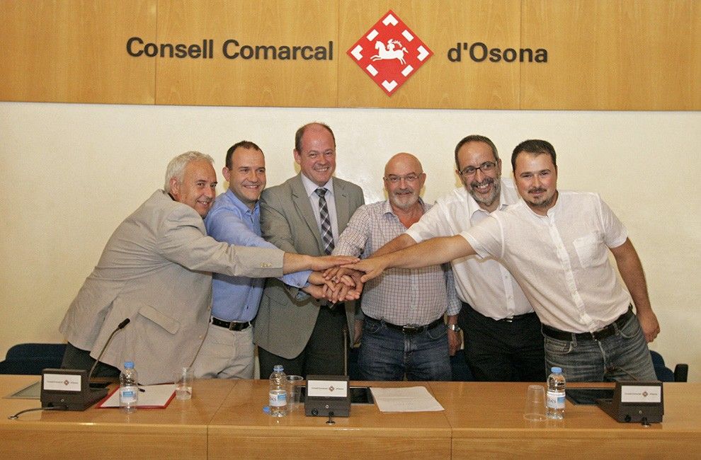 Foto de grup del pacte de govern el Consell Comarcal d'Osona del passat 2015