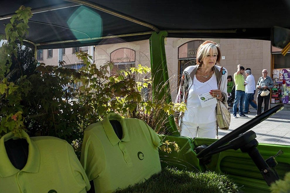 Una dona observa el Citroën Méhari convertit en espai verd amb motiu del ParkingDay celebrat a Vic.