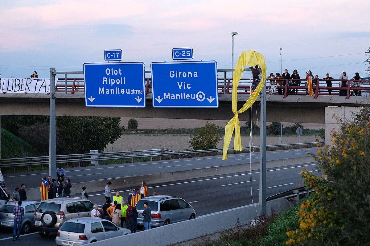 Un llaç groc gegant en suport als presos polítics