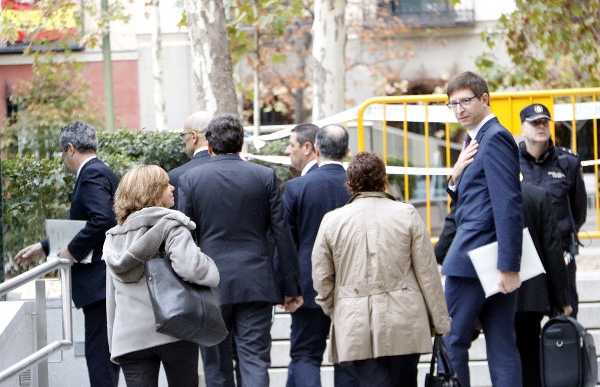 Carles Mundó, a la dreta, en entrar a l'Audiència Nacional