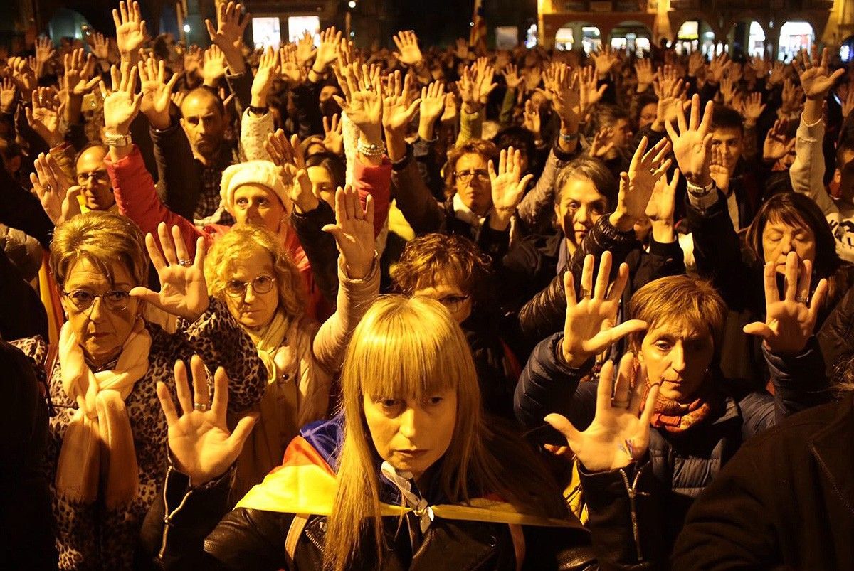 Els manifestants amb les mans alçades i un silenci sepulcral
