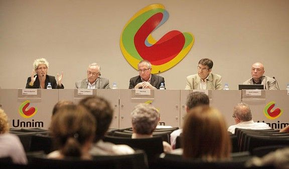 La taula del debat, d'esquerra a dreta: Gemma Aguilera, Joan Contijoch, Pere Prat, Dídac Herrero i Jordi Campins. 